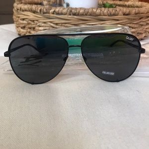 QUAY High Key Black Aviators